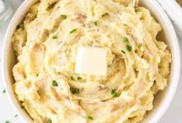 Creamy Mashed Potatoes with Sour Cream and Chives