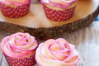 How to Pipe Realistic Buttercream Roses on Cupcakes