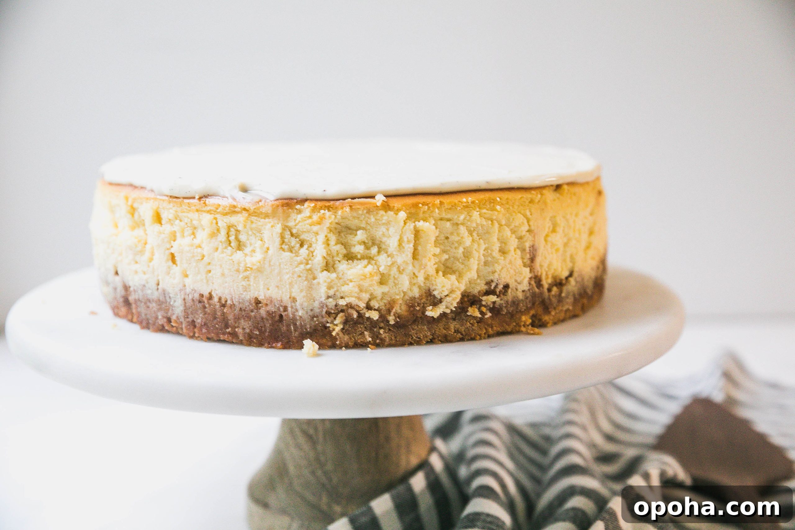 Creamy Vanilla Cheesecake with Tangy Sour Cream Glaze 11 Vanilla Cheesecake with Sour Cream Topping-2