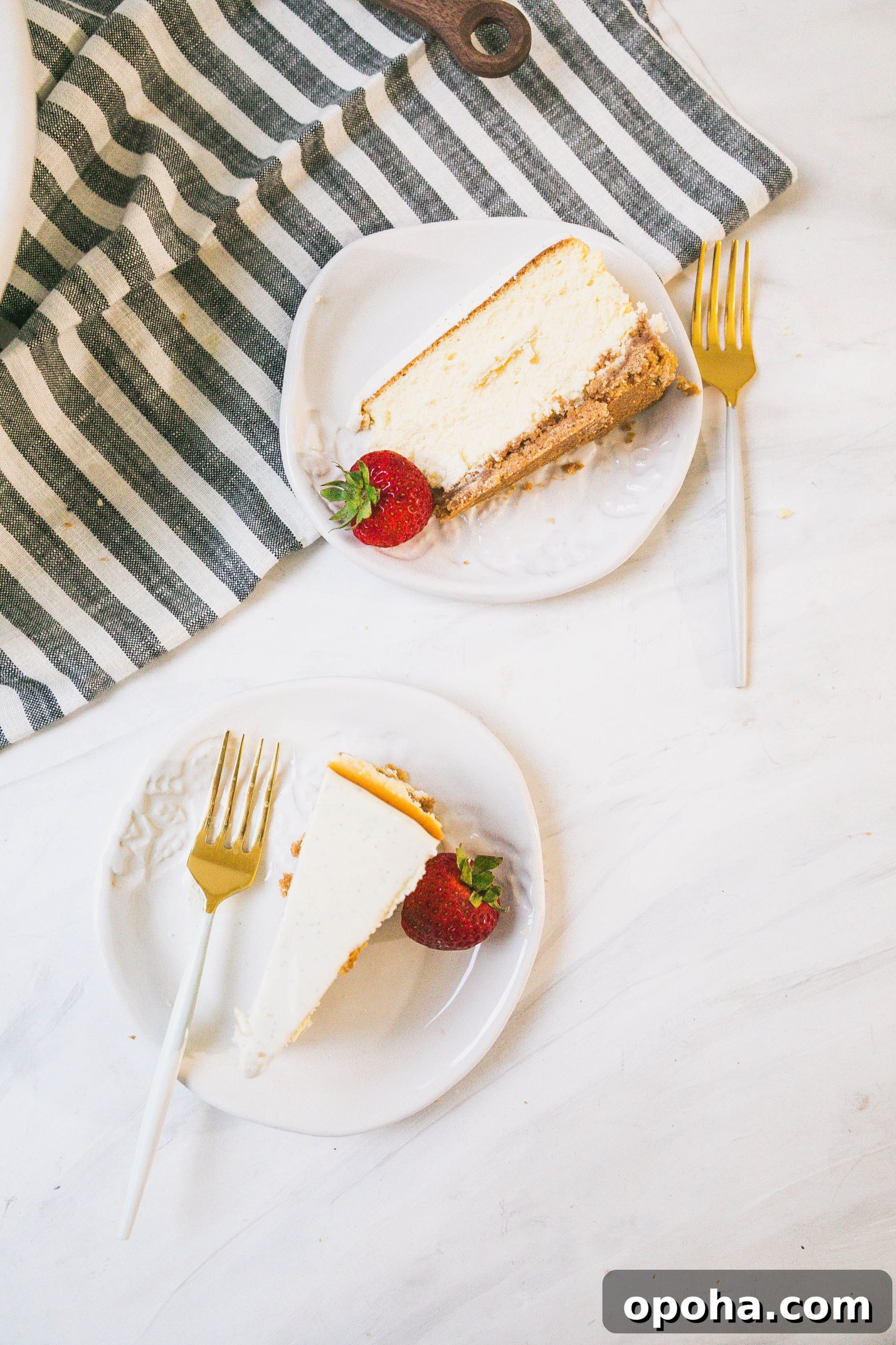 Creamy Vanilla Cheesecake with Tangy Sour Cream Glaze 12 Vanilla Cheesecake with Sour Cream Topping-3
