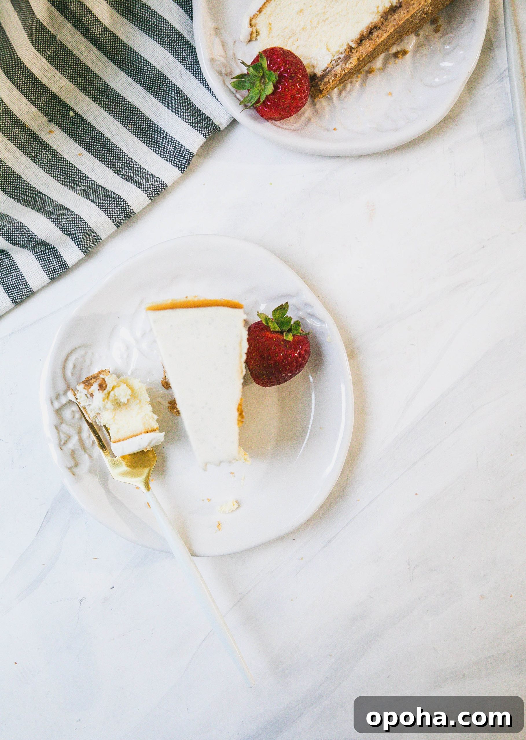 Creamy Vanilla Cheesecake with Tangy Sour Cream Glaze 13 Vanilla Cheesecake with Sour Cream Topping-11