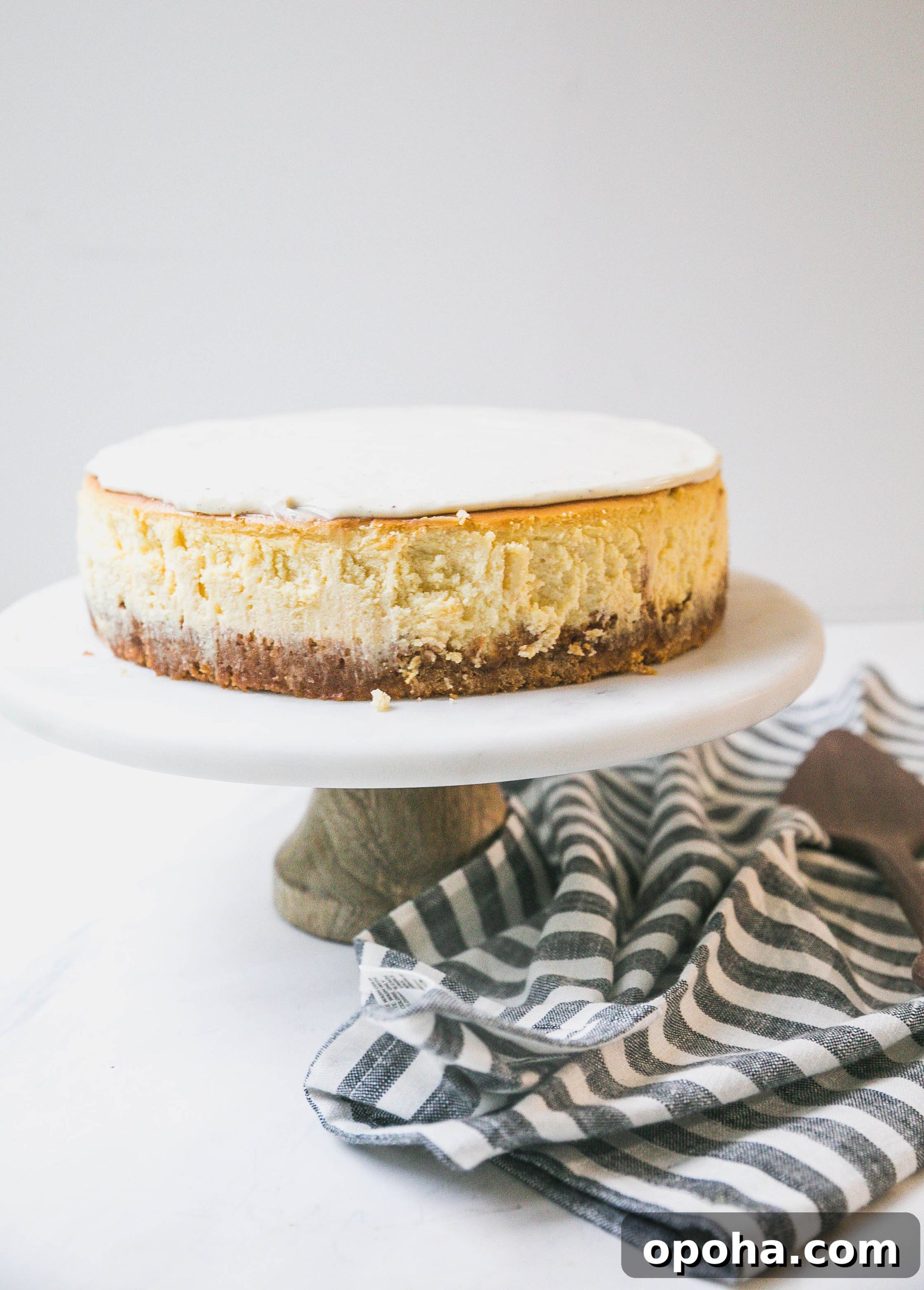 Creamy Vanilla Cheesecake with Tangy Sour Cream Glaze 3 Vanilla Cheesecake with Sour Cream Topping