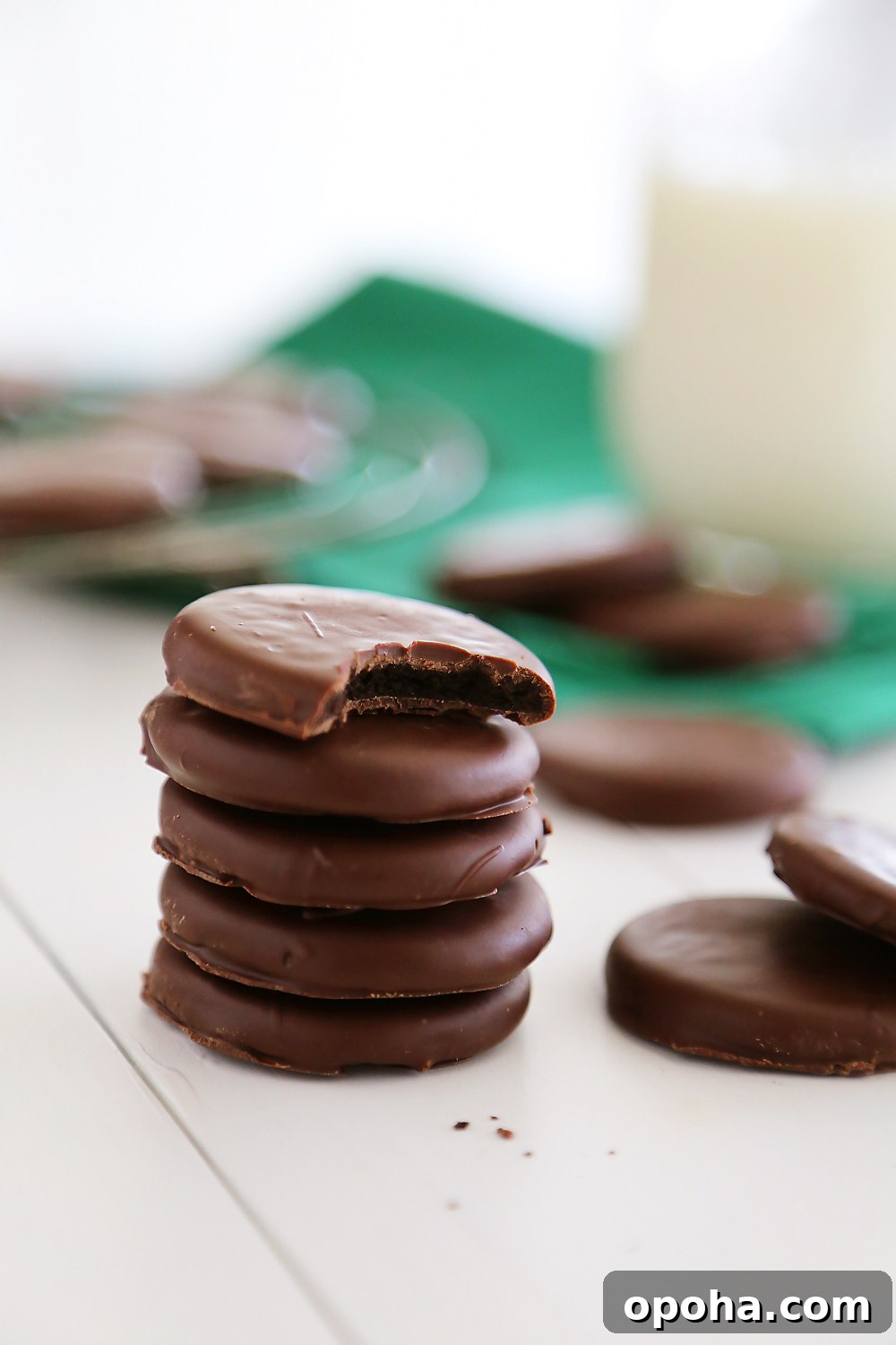 3-Ingredient Oreo Thin Mints – Just like your favorite Girl Scout cookie! Made easily with Oreos, extract and melted chocolate.