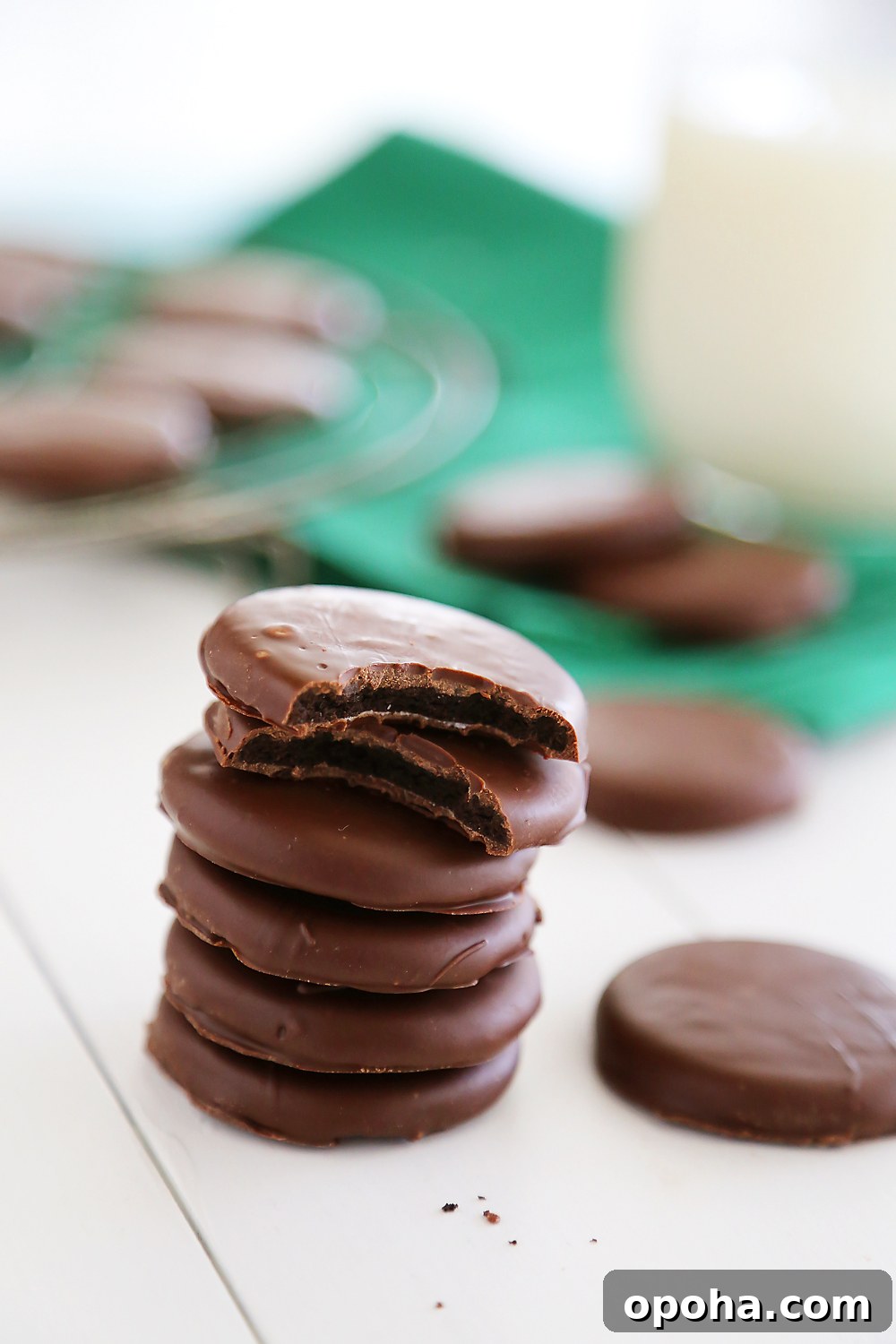 3-Ingredient Oreo Thin Mints – Just like your favorite Girl Scout cookie! Made easily with Oreos, extract and melted chocolate.