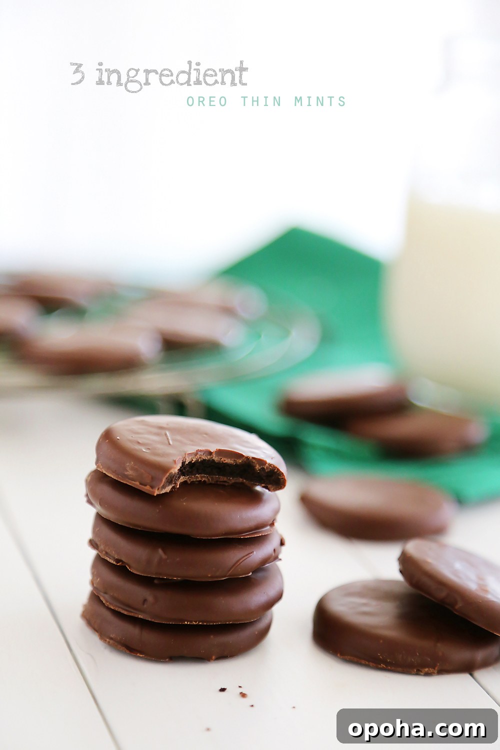 3-Ingredient Oreo Thin Mints – Just like your favorite Girl Scout cookie! Made easily with Oreos, extract and melted chocolate.